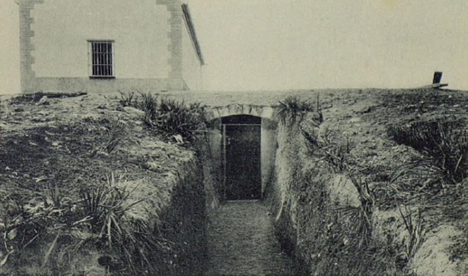 Vieja entrada al dolmen, que permite situar la plaza por la ubicación de la casa del guarda.
